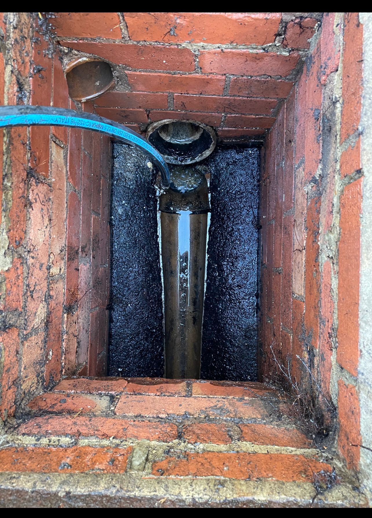 A Cotswold Drainage van ready to fix some blocked drains