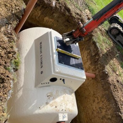 A Cotswold Drainage van ready to fix some blocked drains