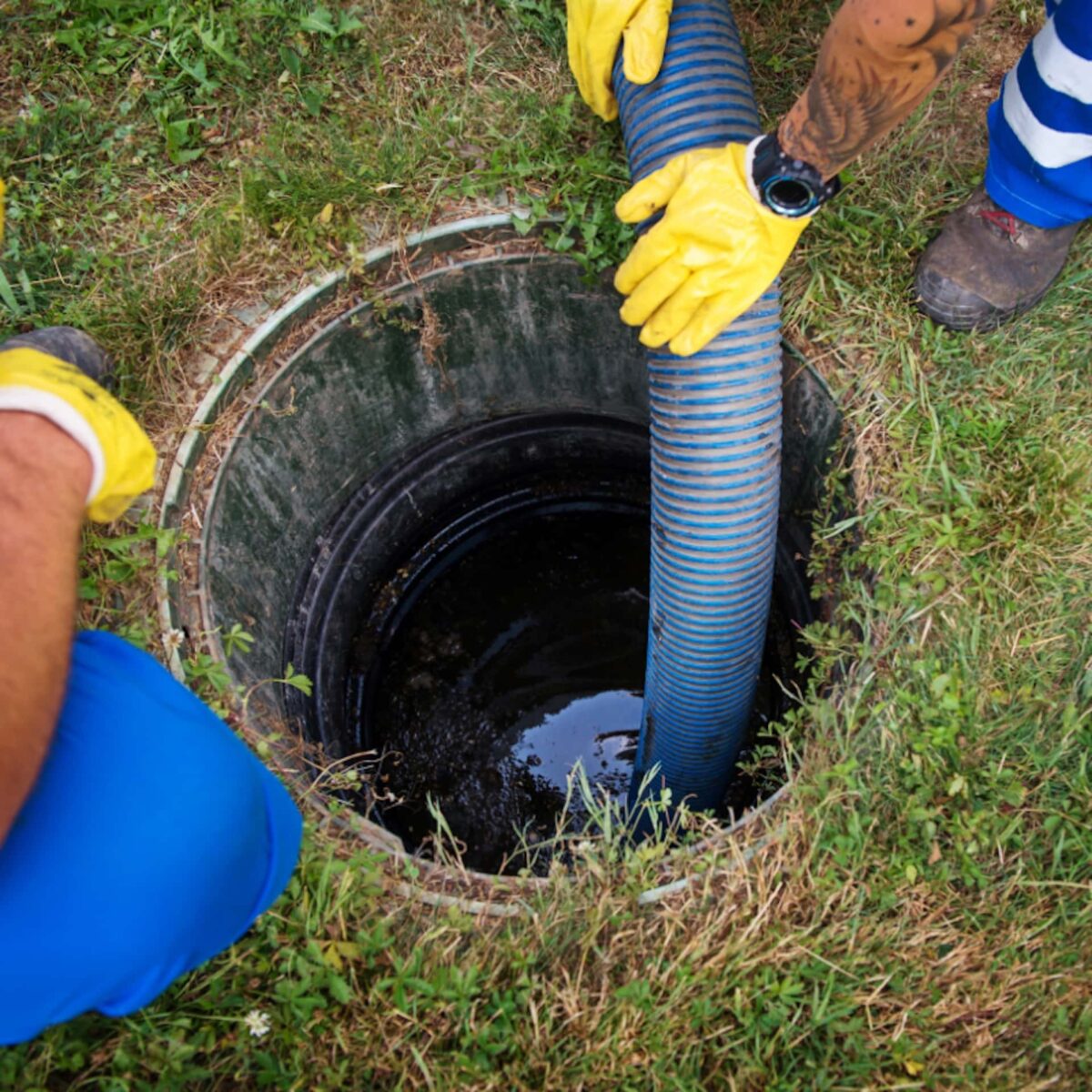 Cleaning and emptying a septic tank