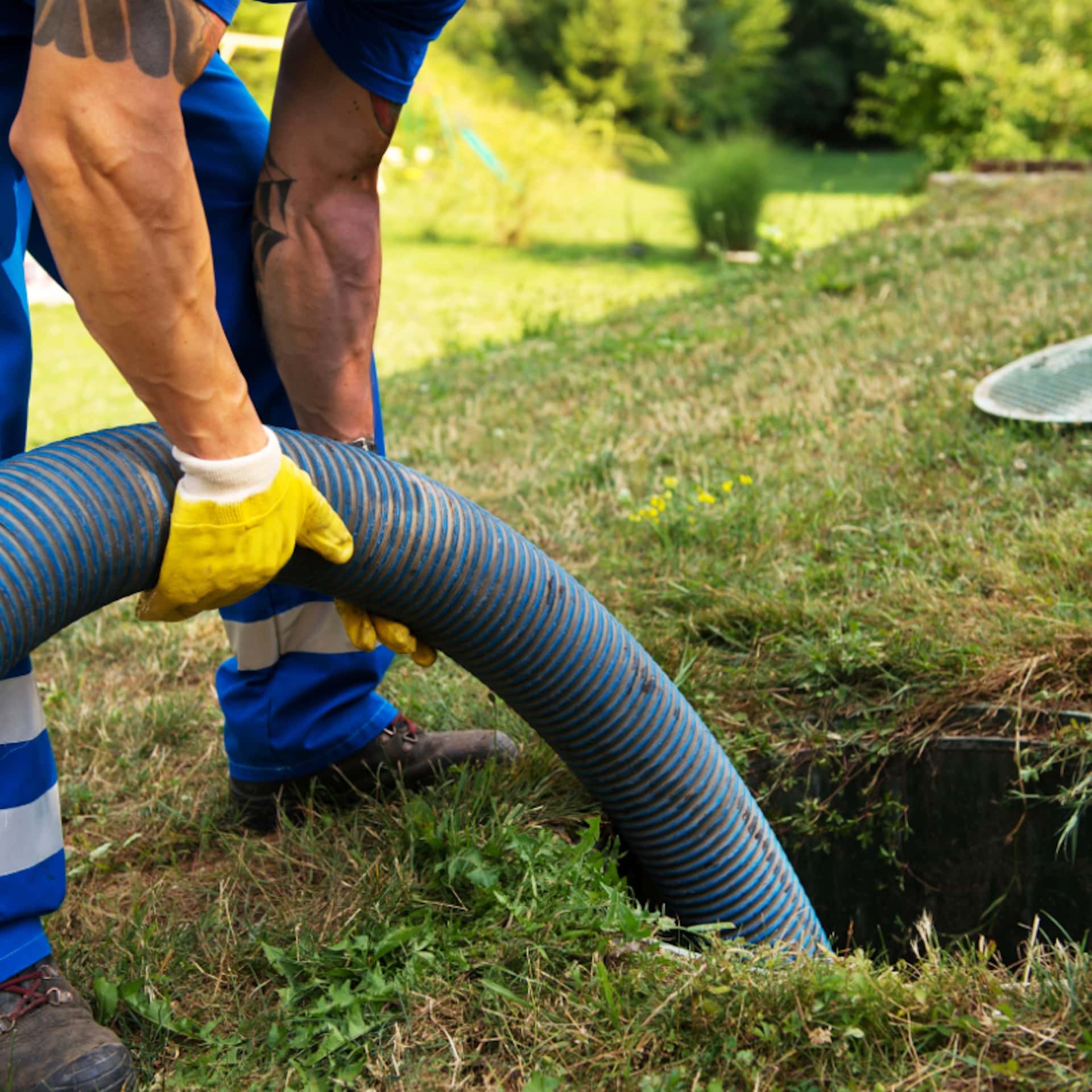 Emptying and cleaning a septic tank or sewage treatment plant