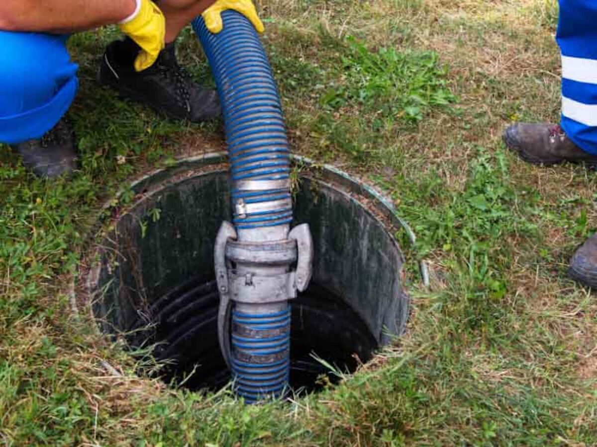 Emptying and cleaning a septic tank or sewage treatment plant