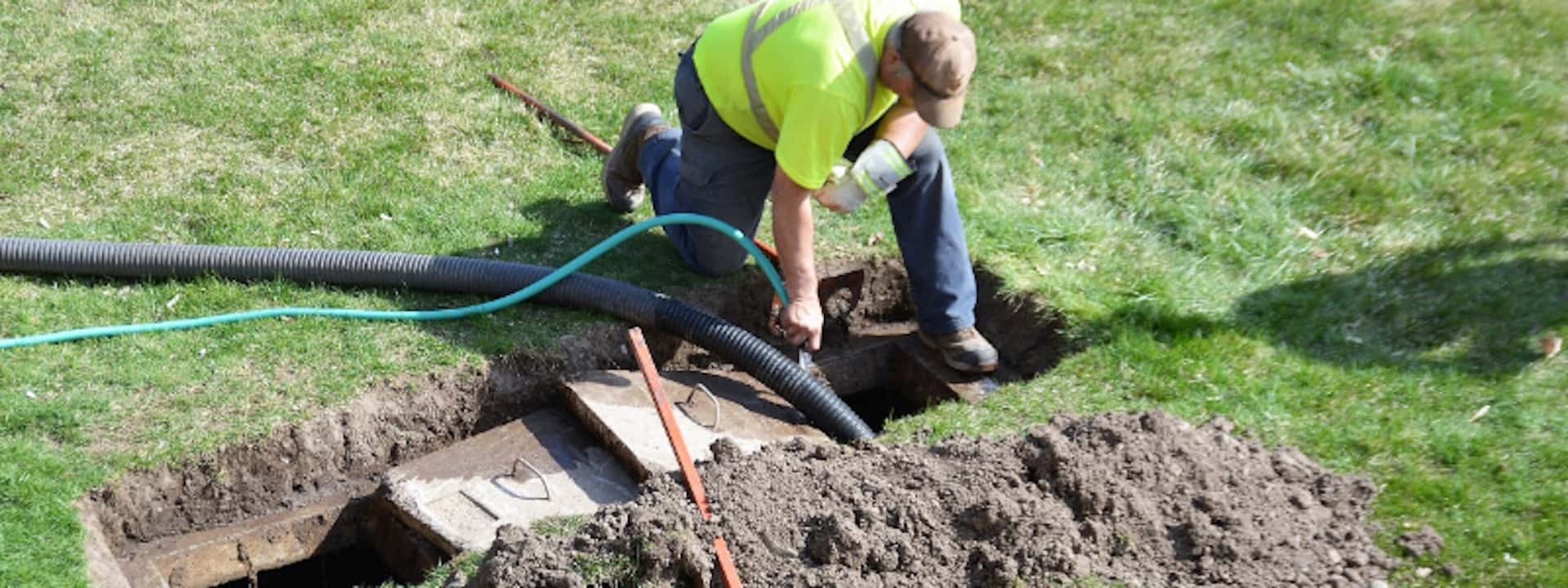 Emptying and cleaning a septic tank or sewage treatment plant
