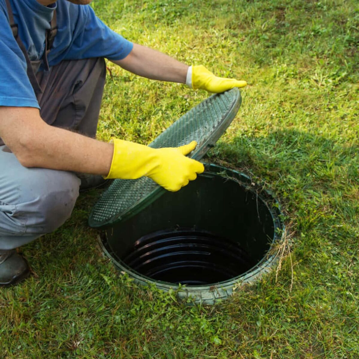 Emptying and cleaning a septic tank or sewage treatment plant
