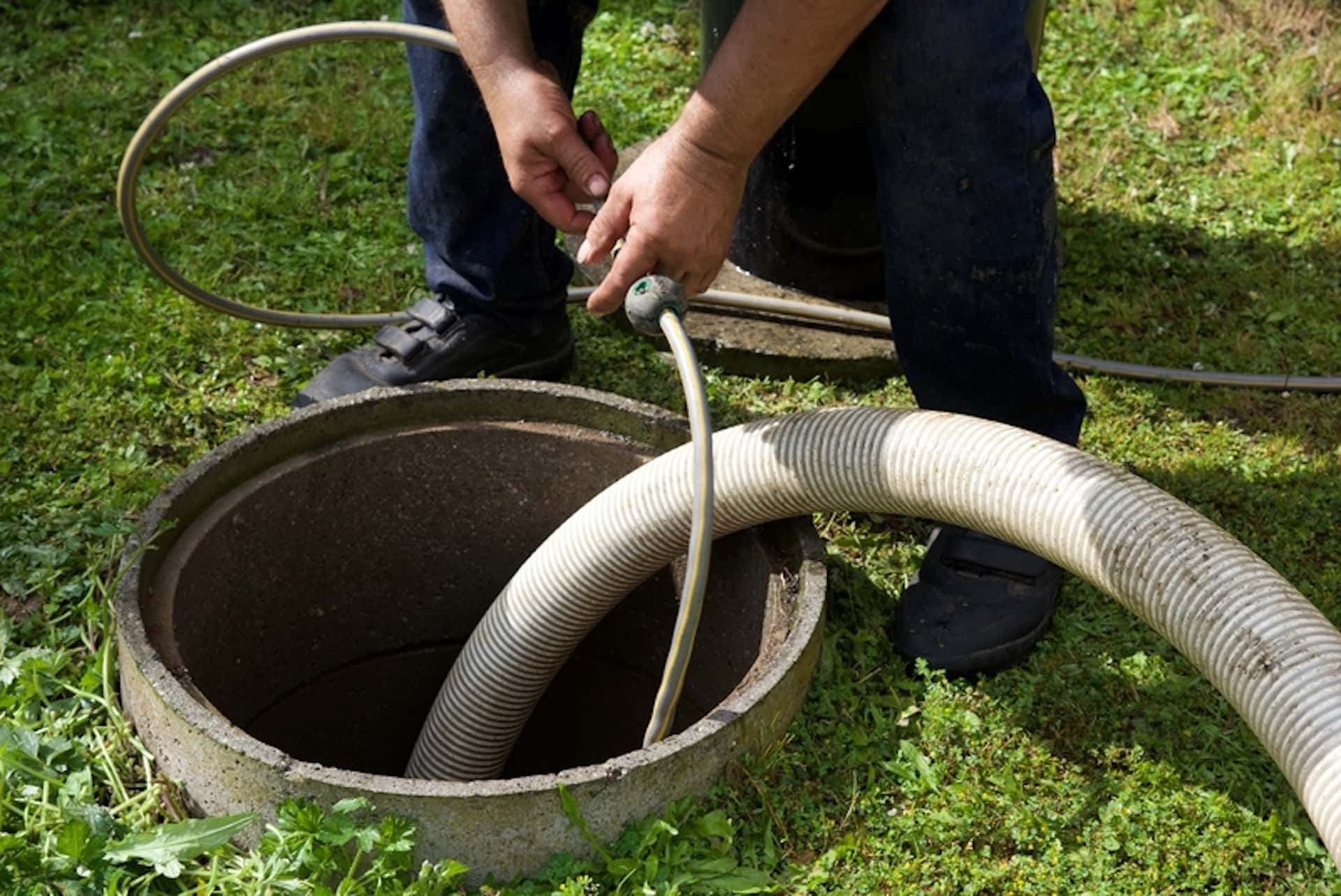 Emptying a septic tank or sewage treatement plant