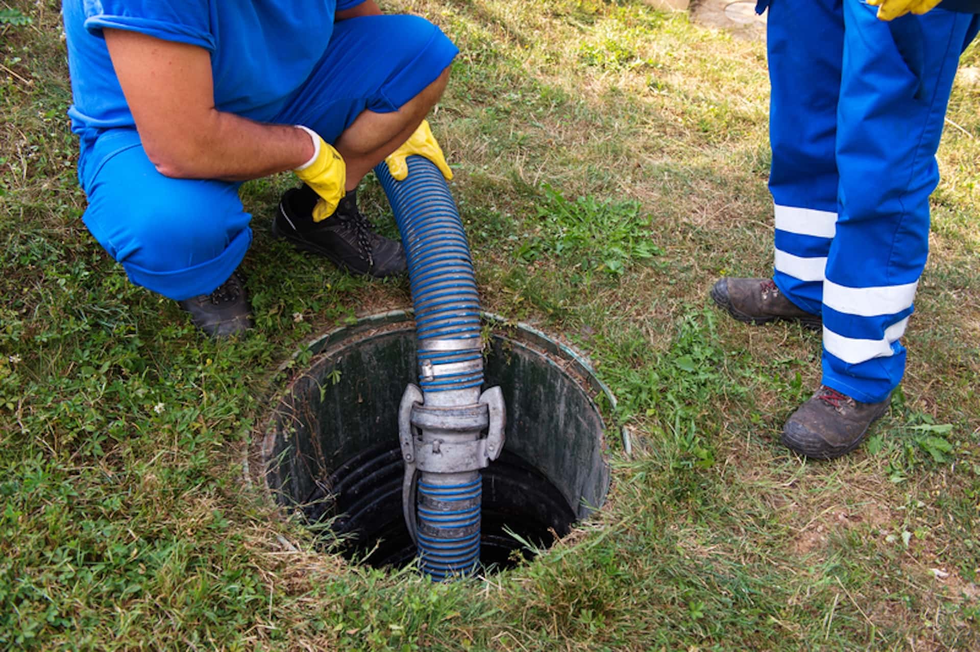 Emptying a septic tank or sewage treatement plant